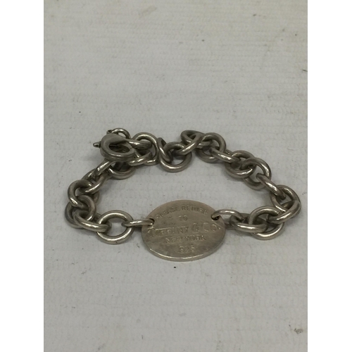 518 - A HEAVY SILVER BRACELET MARKED 925 