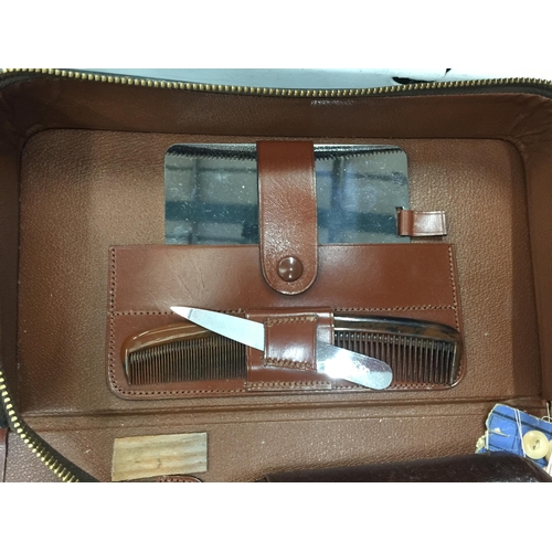 286 - A GENTLEMEN'S GROOMING KIT IN A LEATHER CASE