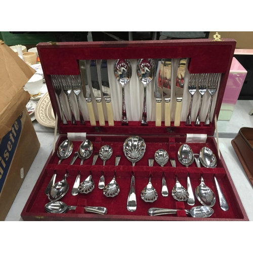 287 - A QUANTITY OF BOXED VINTAGE FLATWARE