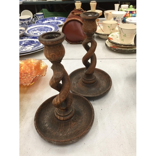 289 - A COLLECTION OF TREEN TO INCLUDE CANDLESTICKS WITH TWISTED STEMS, A PIPE RACK, CANON, BOXES, PAGE TU... 