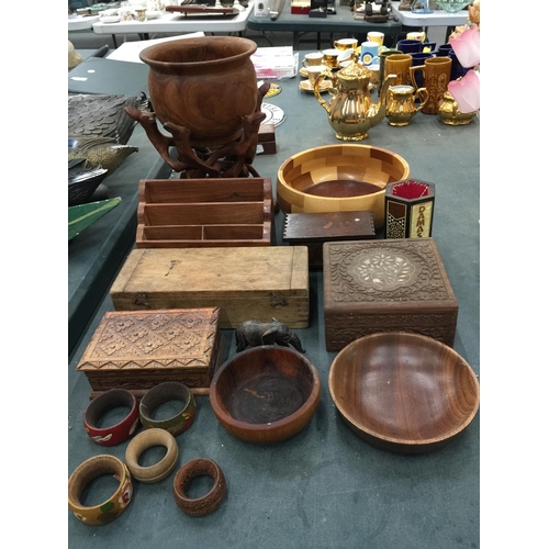 479 - A COLLECTION OF TREEN ITEMS TO INCLUDE AN AFRICAN HAND CARVED STAND AND BOWL, VINTAGE BOXES, NAPKIN ... 