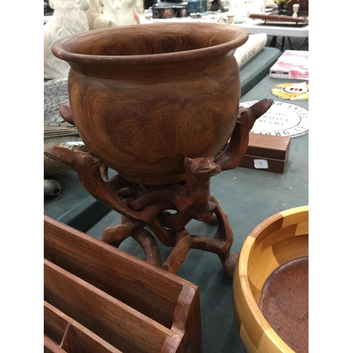 479 - A COLLECTION OF TREEN ITEMS TO INCLUDE AN AFRICAN HAND CARVED STAND AND BOWL, VINTAGE BOXES, NAPKIN ... 