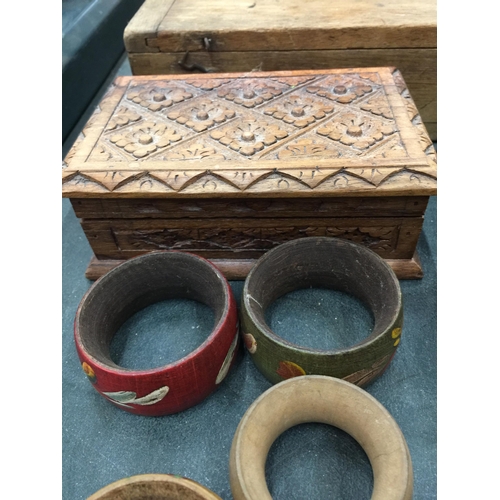 479 - A COLLECTION OF TREEN ITEMS TO INCLUDE AN AFRICAN HAND CARVED STAND AND BOWL, VINTAGE BOXES, NAPKIN ... 