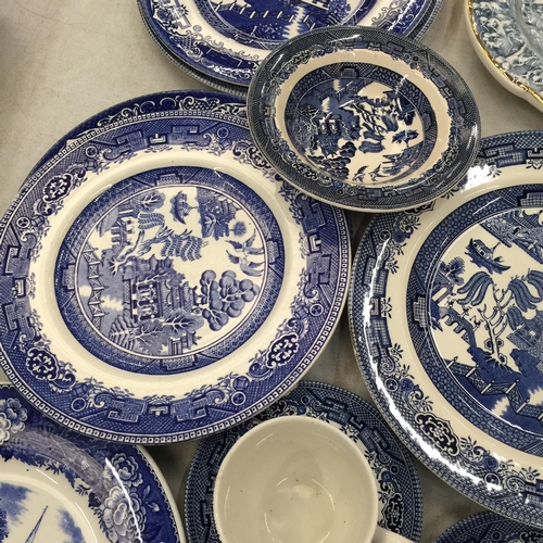 488 - A QUANTITY OF BLUE AND WHITE 'WILLOW' PATTERN PLATES, CUPS AND SAUCERS PLUS A CAPODIMONTE MAJOLICA S... 