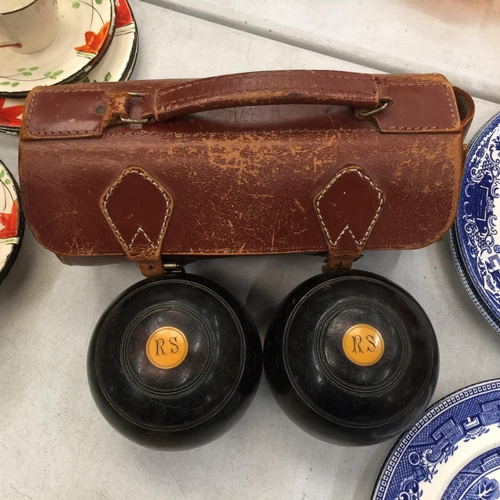 490 - A SET OF VINTAGE BOWLS IN A LEATHER CASE