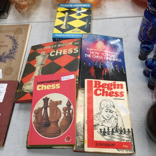 496 - A SET OF VINTAGE SPEAR'S GAMES CHESSMEN PLUS SIX CHESS BOOKS