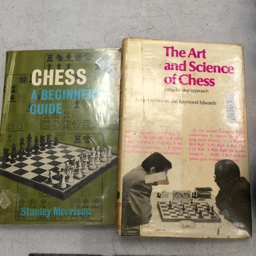 496 - A SET OF VINTAGE SPEAR'S GAMES CHESSMEN PLUS SIX CHESS BOOKS