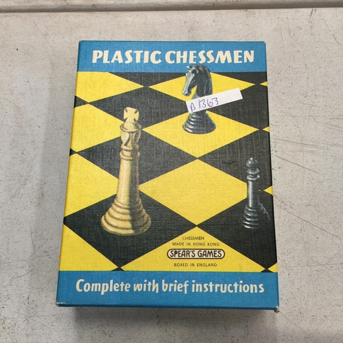 496 - A SET OF VINTAGE SPEAR'S GAMES CHESSMEN PLUS SIX CHESS BOOKS