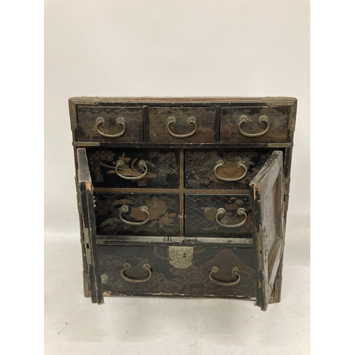 62 - A JAPANASE MEIJI PERIOD TABLE TOP CABINET WITH BRASS MOUNTS, TWIN DOORS AND INNER DRAWERS