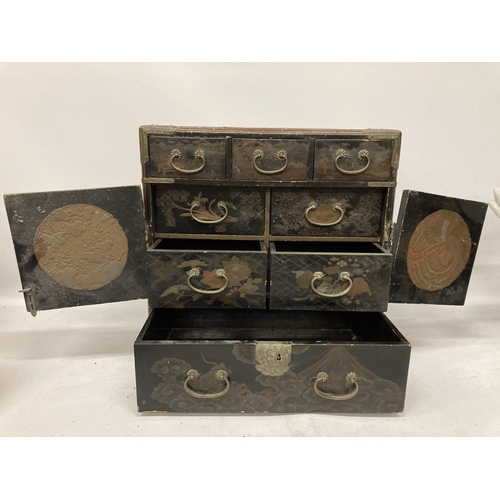 62 - A JAPANASE MEIJI PERIOD TABLE TOP CABINET WITH BRASS MOUNTS, TWIN DOORS AND INNER DRAWERS