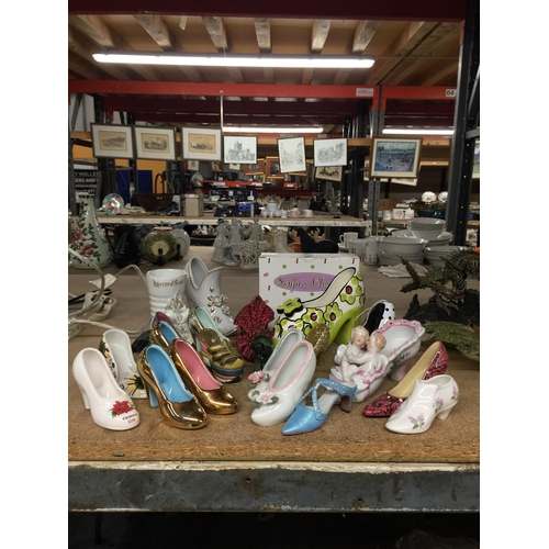 969 - A GROUP OF CERAMIC SHOES ETC