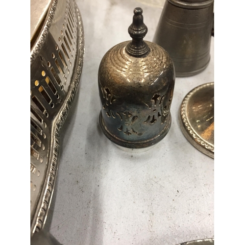 171 - A GROUP OF SILVER AND SILVER PLATE TO INCLUDE FLATWARE AND DRINKS TRAY ETC