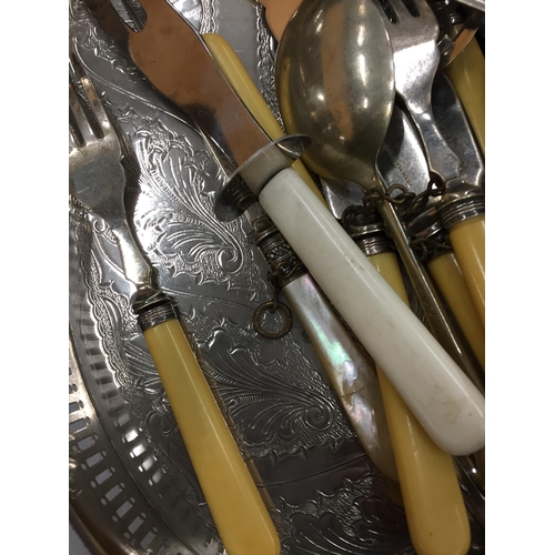 171 - A GROUP OF SILVER AND SILVER PLATE TO INCLUDE FLATWARE AND DRINKS TRAY ETC