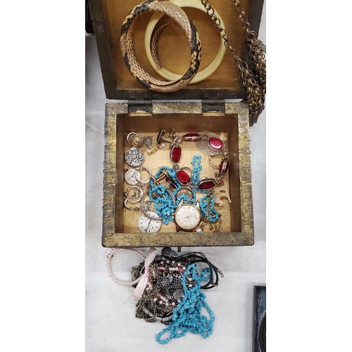 178 - A QUANTITY OF COSTUME JEWELLERY TO INCLUDE BANGLES, BRACELETS, NECKLACES, ETC, IN A WOODEN AND METAL... 