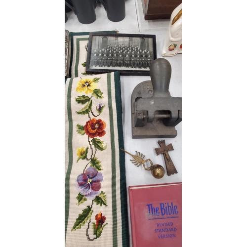 226 - A LARGE VINTAGE LOT TO INCLUDE TREEN NAPKIN RINGS WITH CARVED ANIMALS, A PUNCH, TAPESTRY WALL HANGIN... 