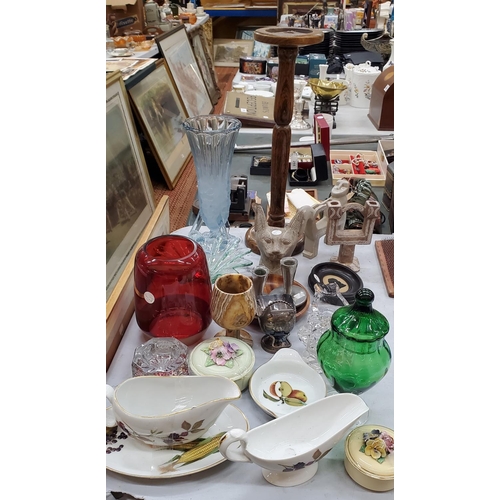 252 - A LARGE MIXED LOT TO INCLUDE GLASS VASES, ROYAL WORCESTER 'EVESHAM', STONEWARE MODELS, A LARGE WOODE... 