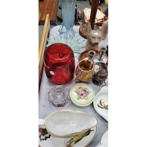 252 - A LARGE MIXED LOT TO INCLUDE GLASS VASES, ROYAL WORCESTER 'EVESHAM', STONEWARE MODELS, A LARGE WOODE... 