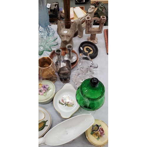 252 - A LARGE MIXED LOT TO INCLUDE GLASS VASES, ROYAL WORCESTER 'EVESHAM', STONEWARE MODELS, A LARGE WOODE... 