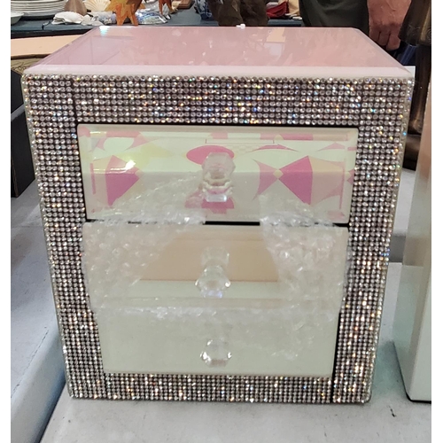 276 - A SMALL SET OF PINK MIRRORED GLITZY DRAWERS WITH MATCHING CLOCK, SCENTED CANDLES, MIRRORED COASTERS ... 