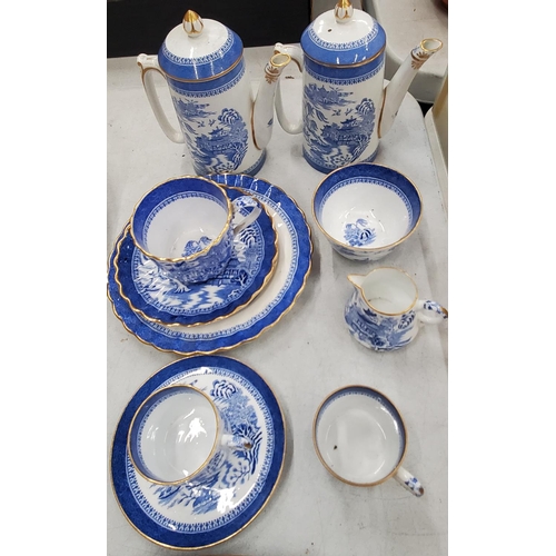 277 - A QUANTITY OF COPELAND SPODE BLUE AND WHITE WILLOW PATTERN TO INCLUDE A MEAT PLATTER, TWO SMALL COFF... 