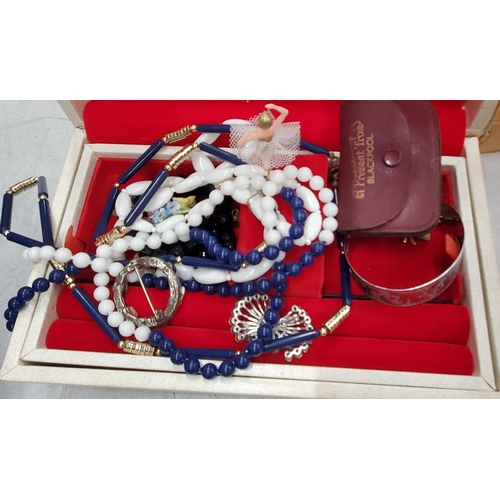 279 - A QUANTITY OF COSTUME JEWELLERY TO INCLUDE NECKLACES, WATCHES, BANGLES, BROOCHES, ETC PLUS TWO JEWEL... 