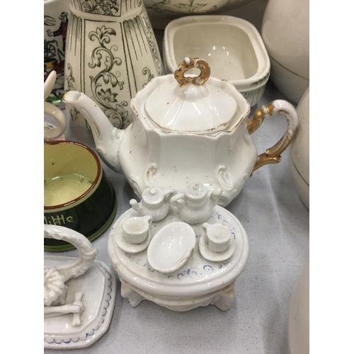 863 - A VICTORIAN WATER JUG AND BASIN SET, GRADUATED SET OF THREE WATER JUGS ETC