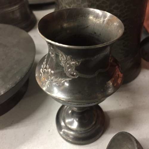 878 - A COLLECTION OF PEWTER TO INCLUDE TANKARDS, A PLATE, LADELS, ETC