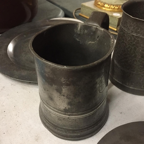 878 - A COLLECTION OF PEWTER TO INCLUDE TANKARDS, A PLATE, LADELS, ETC