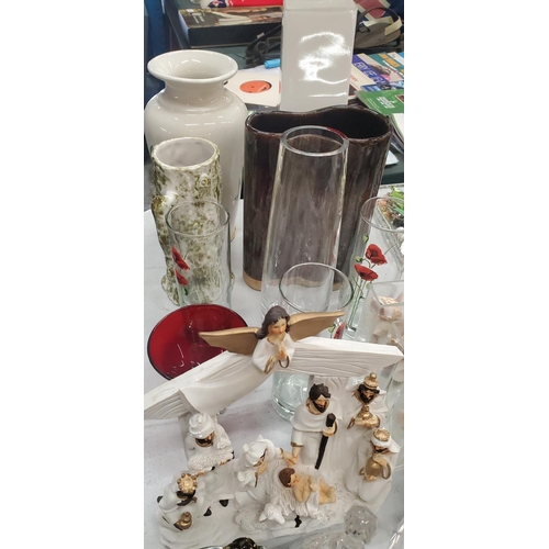 835 - A MIXED LOT TO INCLUDE VASES, TUMBLERS, PHOTO FRAMES, SHELLS, A NATIVITY SCENE, GLASSWARE, ETC