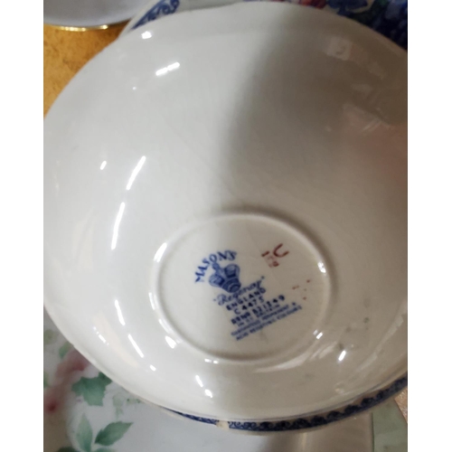 846 - A LARGE QUANTITY OF CERAMICS AND CHINA TO INCLUDE CABINET PLATES,  CHINA CUPS AND SAUCERS, PIN DISHE... 