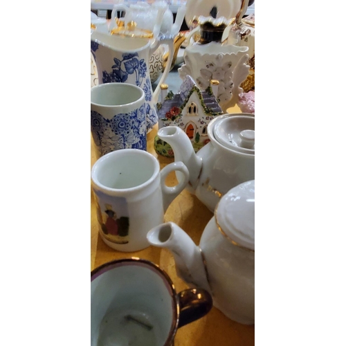 851 - A QUANTITY OF VINTAGE CERAMIC ITEMS TO INCLUDE TEAPOTS, JUGS, VASES, CUPS, CANDLESTICKS, ETC