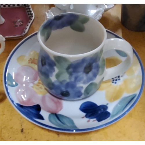 851 - A QUANTITY OF VINTAGE CERAMIC ITEMS TO INCLUDE TEAPOTS, JUGS, VASES, CUPS, CANDLESTICKS, ETC