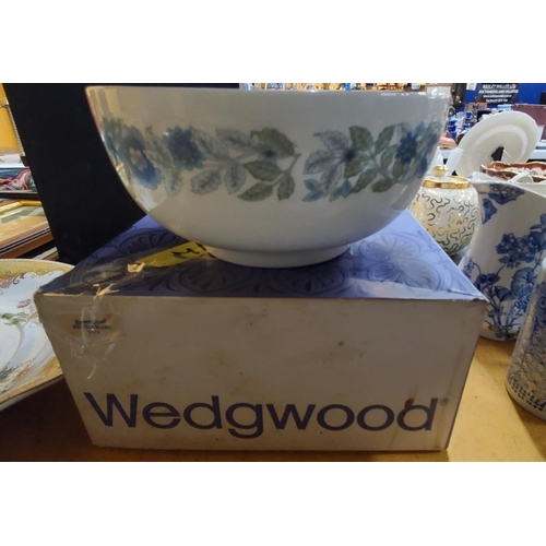 852 - A QUANTITY OF VINTAGE CERAMICS TO INCLUDE BLUE AND WHITE SERVING BOWLS, A LARGE WEDGWOOD 'CLEMENTINE... 