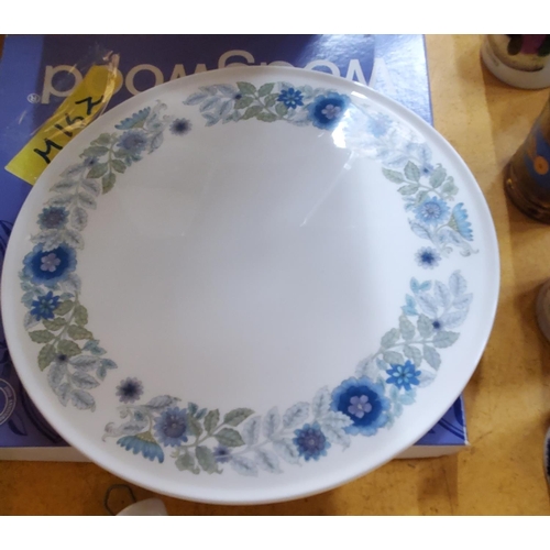 852 - A QUANTITY OF VINTAGE CERAMICS TO INCLUDE BLUE AND WHITE SERVING BOWLS, A LARGE WEDGWOOD 'CLEMENTINE... 