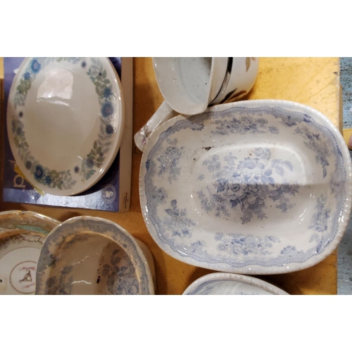 852 - A QUANTITY OF VINTAGE CERAMICS TO INCLUDE BLUE AND WHITE SERVING BOWLS, A LARGE WEDGWOOD 'CLEMENTINE... 