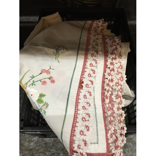 836 - A QUANTITY OF VINTAGE LINEN AND COTTON TO INCLUDE TABLECLOTHS, PILLOW CASES, ETC