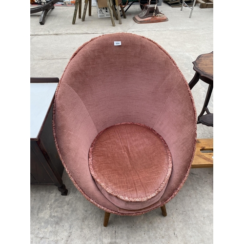 2898 - AN UPHOLSTERED EGG TYPE CHAIR ON TURNED TAPERING LEGS