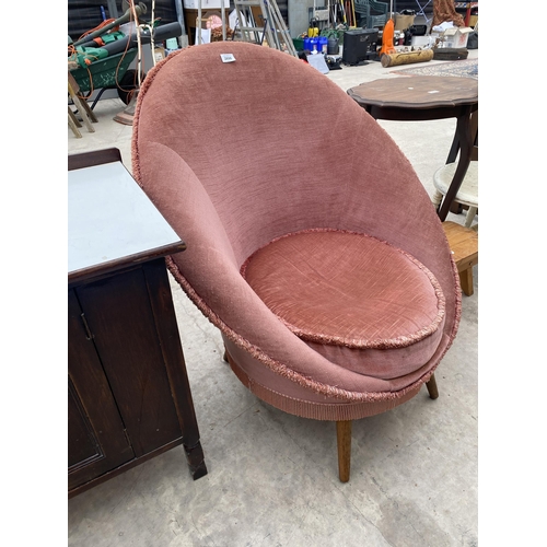 2898 - AN UPHOLSTERED EGG TYPE CHAIR ON TURNED TAPERING LEGS