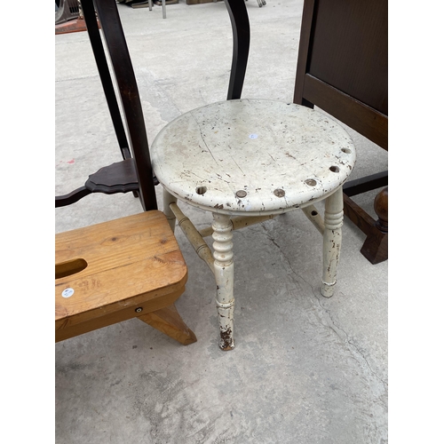 2899 - AN EDWARDIAN CENTRE TABLE AND TWO STOOLS