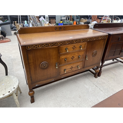 2900 - AN EARLY 20TH CENTURY OAK SIDEBOARD ON TURNED BULBOUS FRONT LEGS, 54