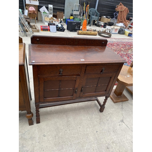 2901 - AN EARLY 20TH CENTURY OAK SIDEBOARD ON BARLEYTWIST FRONT LEGS, 42