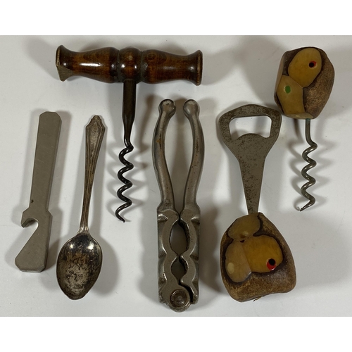 131 - A MIXED LOT TO INCLUDE HALLMARKED SILVER TEASPOON, FRUITWOOD CORKSCREW ETC
