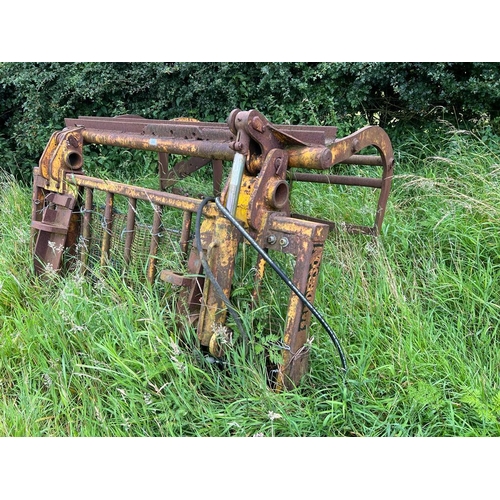 246 - SANDERSON 6.5 FT. MANURE GRAB WITH PIN AND CONE FITTINGS  + VAT