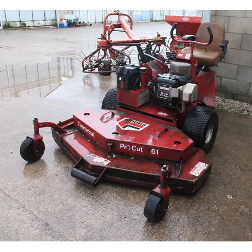 220 - A FERRIS COMMERCIAL PRO-CUT 61 LAWN MOWER WITH A VANGUARD 20HP V-TWIN ENGINE NO VAT