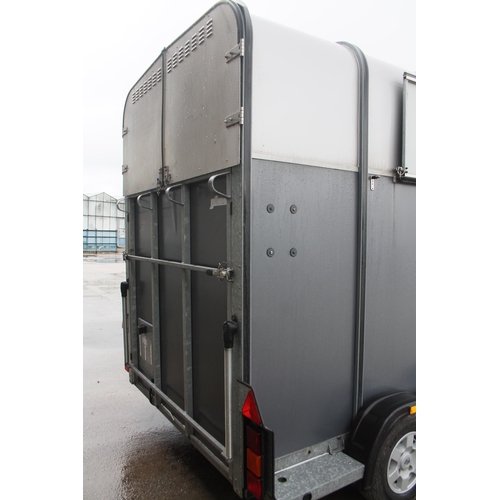 221 - A 2006 IFOR WILLIAMS HB510RC HORSE BOX WITH CENTRE PARTITIONS  ONE OWNER FOM NEW ONLY USED TWICE TO ... 