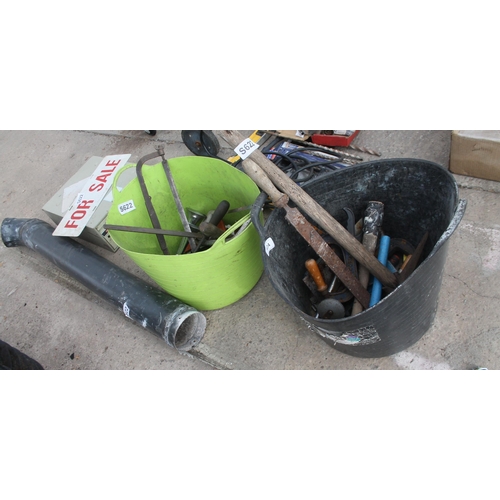 424 - GREEN TUB OF TOOLS AND BLACK TUB OF TOOLS, FOR SALE SIGN AND SMALL DRAWER  NO VAT