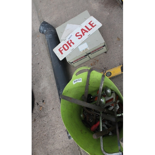 424 - GREEN TUB OF TOOLS AND BLACK TUB OF TOOLS, FOR SALE SIGN AND SMALL DRAWER  NO VAT