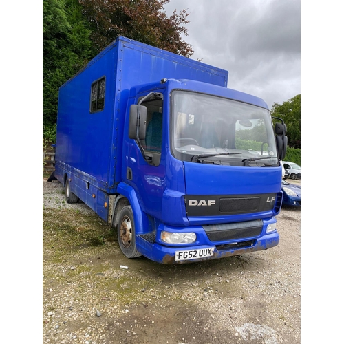 206 - A DAF LF45 3 HORSE HORSE BOX 7.5 TONNE FG52UUX  FIRST REG 2002 MOT SEPT 2023 LAST 5 YEARS SERVICE HI... 