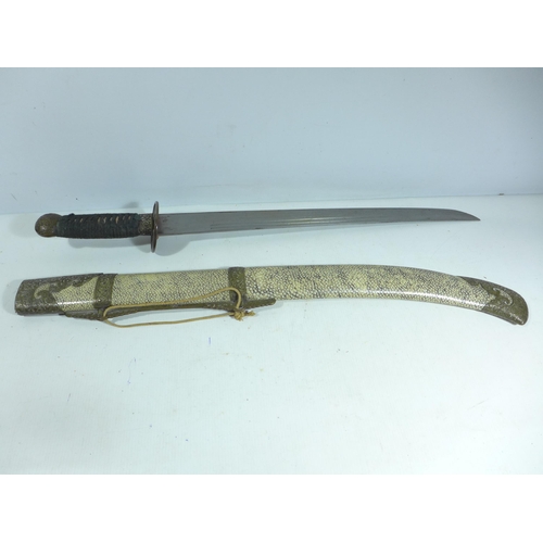 401 - A LATE 19TH CENTURY CHINESE DAO SWORD, AND SHAGREEN SCABBARD, 45CM BLADE, LENGTH 74CM