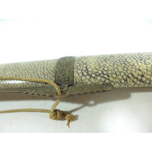 401 - A LATE 19TH CENTURY CHINESE DAO SWORD, AND SHAGREEN SCABBARD, 45CM BLADE, LENGTH 74CM